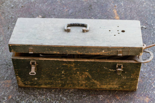 istock Old wooden box with cracked paint to store things 902767460