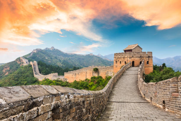 chinesische mauer im abschnitt jinshanling, sonnenuntergang landschaft - chinesische mauer stock-fotos und bilder