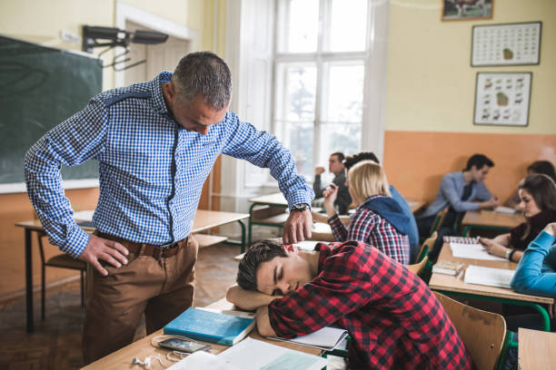 ¡no tolerará durmiendo en mi clase! - sleeping high school desk education fotografías e imágenes de stock