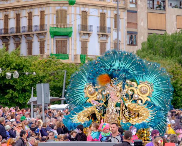 carnaval em santa cruz de tenerife, ilhas canárias - espanha - tenerife spain santa cruz de tenerife canary islands - fotografias e filmes do acervo