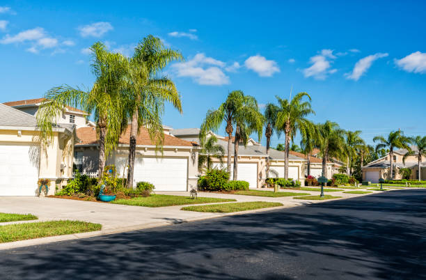 ヤシの木、南フロリダのゲート コミュニティ住宅 - florida naples florida house residential structure ストックフォトと画像