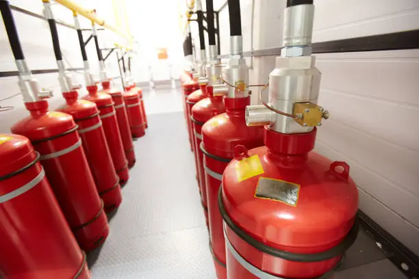 Special fire-extinguishing equipments in a row connected to tubes, protection concept