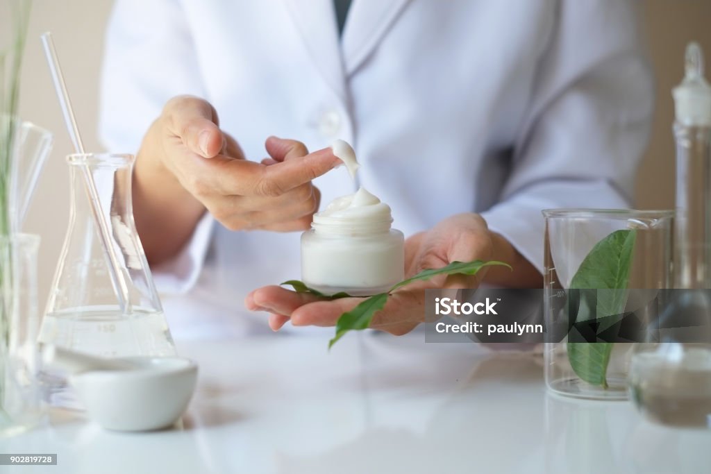 lo scienziato, dermatologo che testa il prodotto naturale organico in laboratorio.ricerca e sviluppo bellezza concetto di cura della pelle.pacchetto vuoto, bottiglia, contenitore .cream, siero. - Foto stock royalty-free di Cosmetici