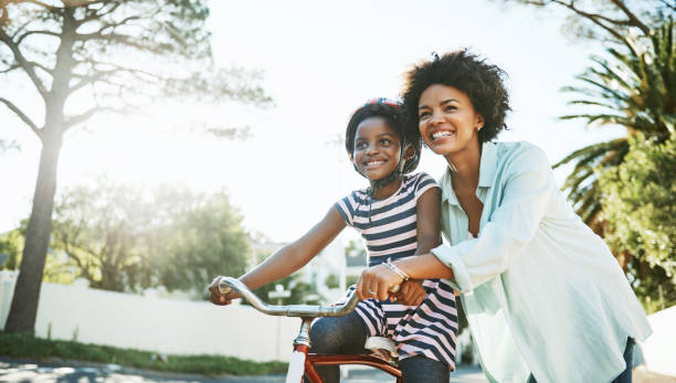 weźmy ten rower na przejażdżkę - family child father mother zdjęcia i obrazy z banku zdjęć