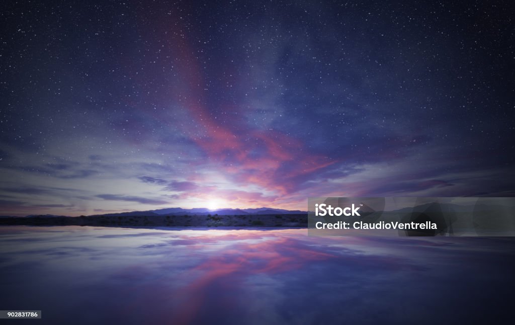 idyllischer Sonnenaufgang am Himmel Wasser reflektieren - Lizenzfrei Nacht Stock-Foto