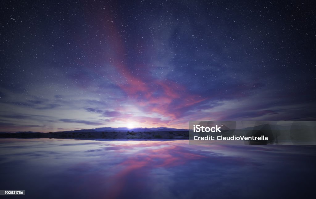 idílico amanecer en el cielo reflejando en el agua - Foto de stock de Noche libre de derechos
