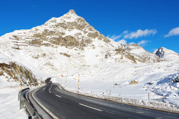 gebirgspass in einem sonnigen wintertag (schweizer alpen). julierpass, graubünden; schweiz.  julierpass - mountain pass in der schweiz, im bereich "albula" der alpen. - engadine switzerland europe clear sky stock-fotos und bilder