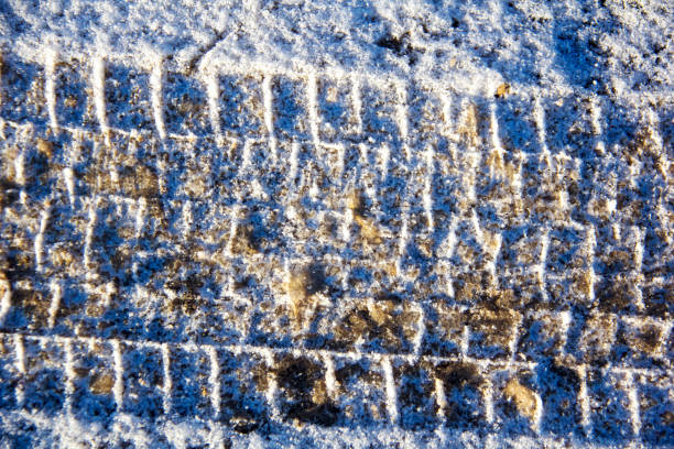 istock Car tire drops prints in the snow 902832292