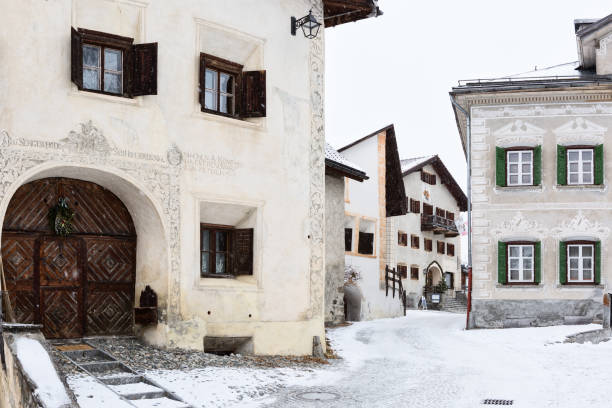 rue sinueuse avec ses vieilles maisons, guarda, suisse. guarda il est l’un des meilleurs villages préservés et caractéristiques de la unterengadin. - oberengadin photos et images de collection