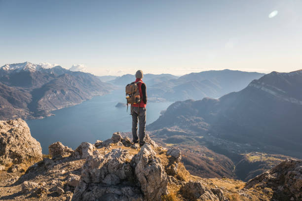 samotny turysta na szczycie góry - mountain panoramic european alps landscape zdjęcia i obrazy z banku zdjęć