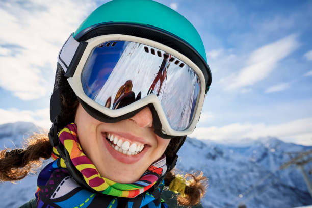 トップ アマチュア ウィンター スポーツの日当たりの良いスキー場でスキーの女性スキーヤー - sports helmet powder snow ski goggles skiing ストックフォトと画像