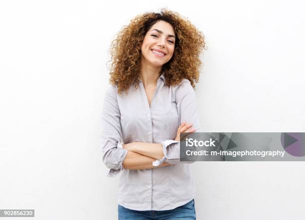 Lächelnde Junge Frau Mit Lockigem Haar Vor Weißem Hintergrund Stockfoto und mehr Bilder von Weißer Hintergrund