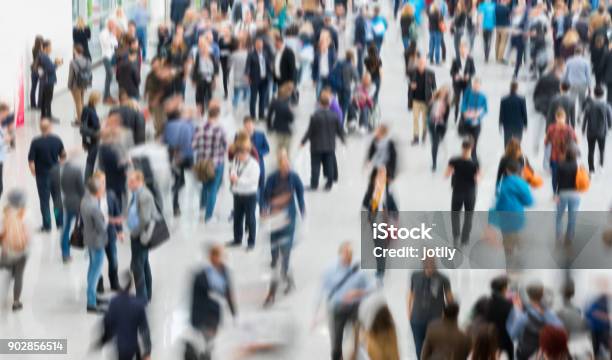 Gente Borrosa En Una Sala Moderna Foto de stock y más banco de imágenes de Multitud - Multitud, Feria comercial, Personas