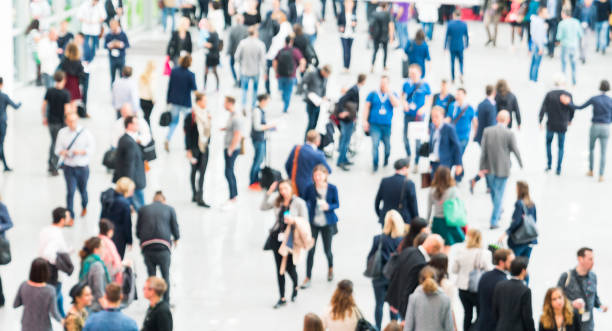 persone sfocate in una sala moderna - tradeshow foto e immagini stock