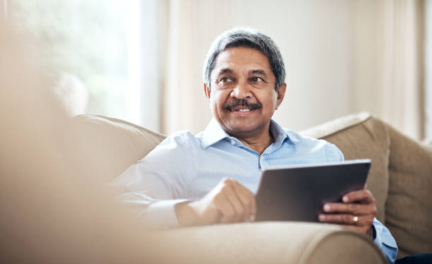 istock Thinking about what to download 902863604