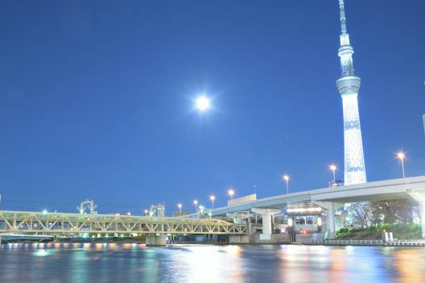 monument célèbre de tokyo, bâtiment appelé arbre ciel vu de la rivière sumida - full moon audio photos et images de collection