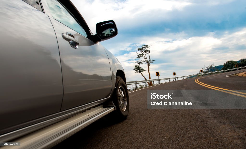 Blick pickup Auto bergauf unterwegs - Lizenzfrei Kleinlastwagen Stock-Foto