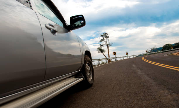 carro coletor de vista na estrada uphill - close up truck pick up truck gear - fotografias e filmes do acervo