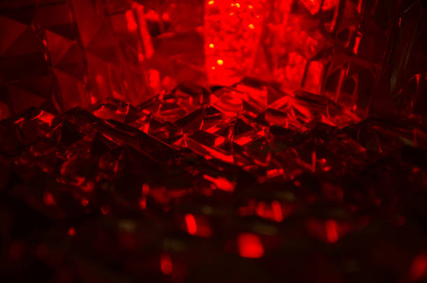 nahaufnahme von geschliffenem kristall in geheimnisvolles licht rubin. magische glänzenden hintergrund. - rubinrot stock-fotos und bilder