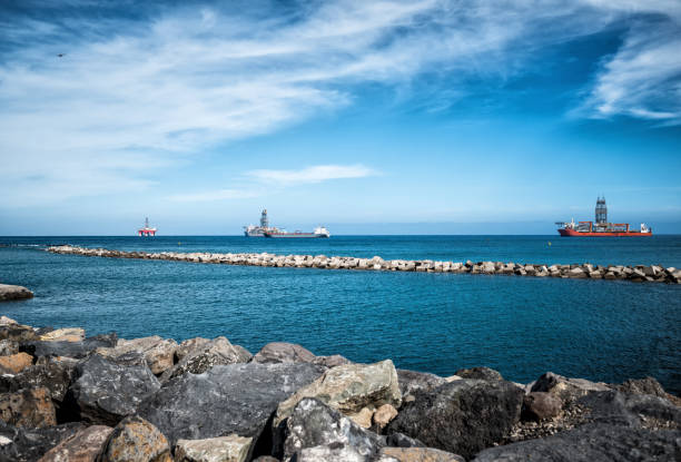 santa cruz de tenerife - drillship stock-fotos und bilder