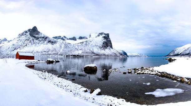 冬の間にノルウェー北部でセニヤ島島のパノラマ ビュー - snow horizon winter shed ストックフォトと画像