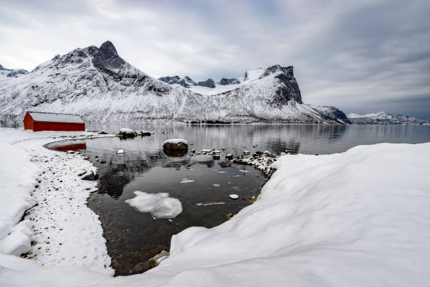 冬の間にノルウェー北部でセニヤ島島のパノラマ ビュー - snow horizon winter shed ストックフォトと画像