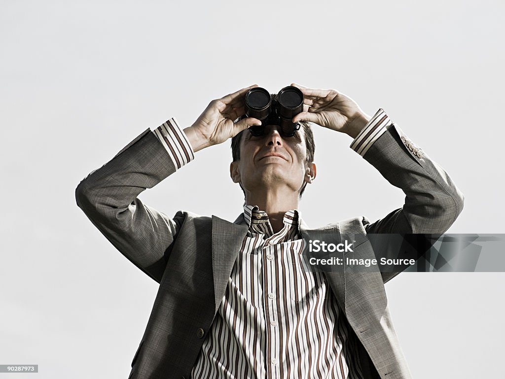 Hombre con binoculares - Foto de stock de 45-49 años libre de derechos