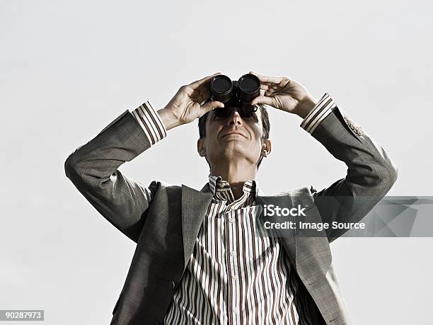 Hombre Con Binoculares Foto de stock y más banco de imágenes de 45-49 años - 45-49 años, Adulto, Adulto maduro