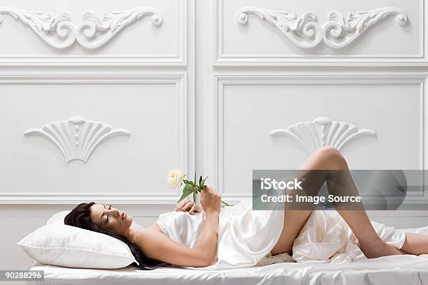 Young Woman Lying On Bed With Rose 20-24세에 대한 스톡 사진 및 기타 이미지 - 20-24세, 갈색 머리, 관능