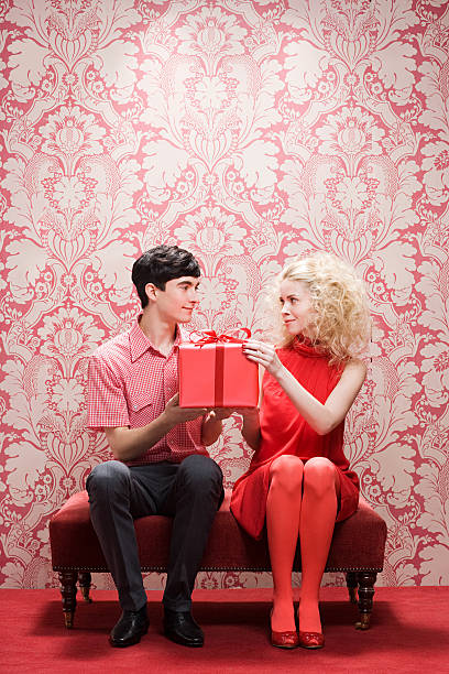 couple avec cadeau - valentine present photos et images de collection