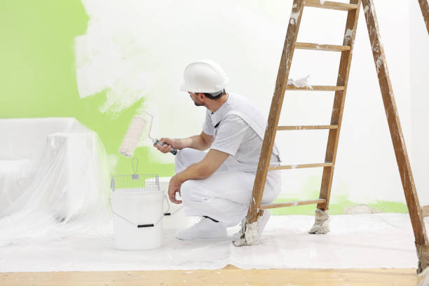 仕事で画家男がバケツ��からペイント ローラーで色を取る - construction worker preparation improvement new ストックフォトと画像