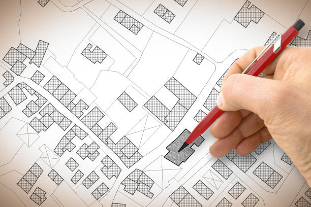 mano un imaginario mapa catastral del territorio con edificios y carreteras - villa estructura de edificio fotografías e imágenes de stock