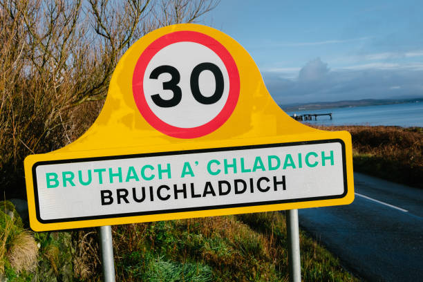 panneau de signalisation de village bruachladdich, islay (écosse) - bruichladdich whisky photos et images de collection