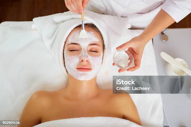 Mujer En La Máscara En La Cara En El Salón De Spa Foto de stock y más banco de imágenes de Máscara facial - Máscara facial, Spa, Salón de belleza