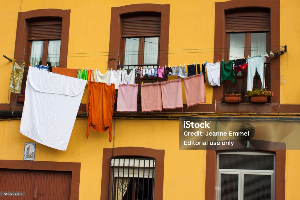 Colores ropa colgando de una línea de ropa. Asturias, España - Foto de stock de Cuerda de tender la ropa libre de derechos