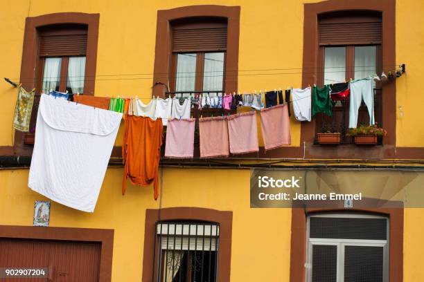 Colores Ropa Colgando De Una Línea De Ropa Asturias España Foto de stock y más banco de imágenes de Cuerda de tender la ropa
