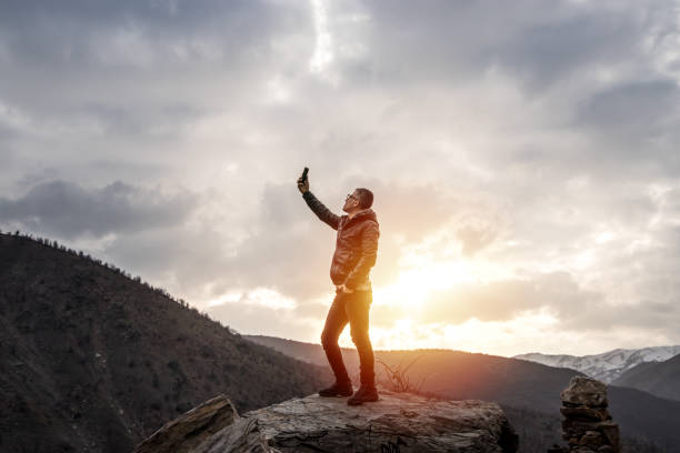 istock Searching for mobile phone signal outdoors 902916714