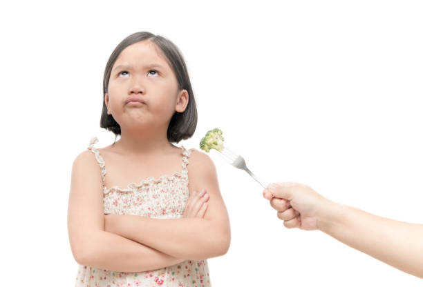 分離した野菜に対する嫌悪感の表現を持つ少女 - carrot vegetable food isolated ストックフォトと画像