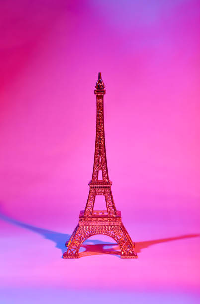 istock Statuette of the Eiffel Tower on violet background 902920604