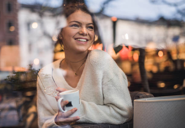 ładny student robi sobie przerwę w kawiarni. - coffee time restaurant zdjęcia i obrazy z banku zdjęć