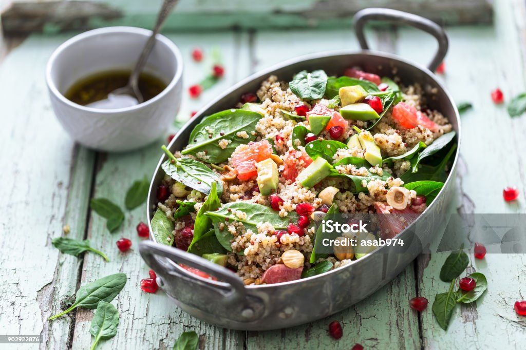 Salada de inverno com Quinoa, abacate, laranja de sangue, romã, Bulgur, avelãs - Foto de stock de Salada royalty-free