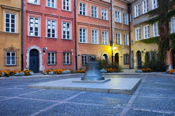 kanonia square en la ciudad vieja de varsovia - warsaw old town square fotografías e imágenes de stock