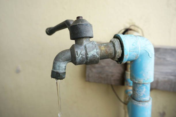 primo posto del rubinetto chrome e della tubazione dell'acqua - piombo metallo foto e immagini stock