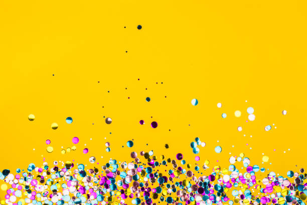 confettis colorés sur fond jaune - invitation celebration confetti birthdays photos et images de collection