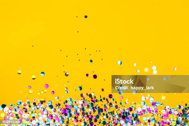 Photo libre de droit de Confettis Colorés Sur Fond Jaune banque d'images et plus d'images libres de droit de Anniversaire d'un évènement - Anniversaire d'un évènement, Festivité, Été