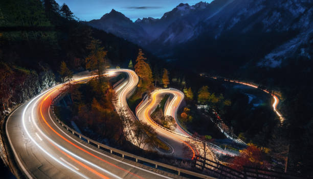 strada tortuosa del passo maloja in svizzera - long way up foto e immagini stock