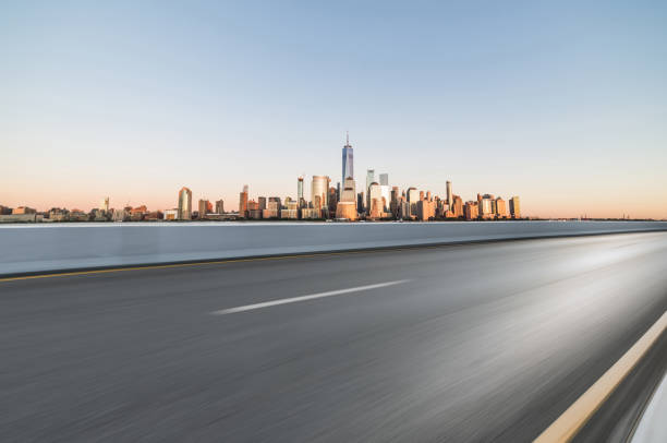 도시 맨하탄 앞 아스팔트도로 - building exterior urban scene cityscape clear sky 뉴스 사진 이미지