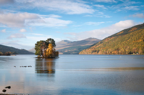 isle of spar - highlands region loch reflection mountain stock-fotos und bilder