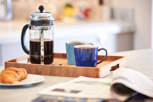 café pronto em cafetiere sobre o tampo de cozinha - cup coffee pot coffee coffee cup - fotografias e filmes do acervo