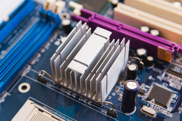 cierre de aluminio de disipador chipset en el motherboard, tarjeta madre - heat sink fotografías e imágenes de stock